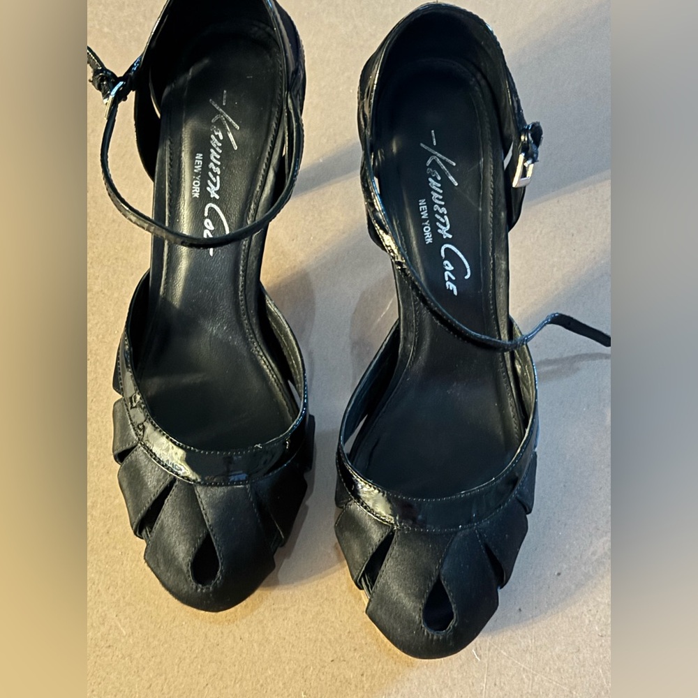 Kenneth Cole Peep Toe Sandals 8.5
